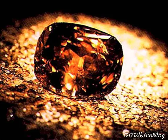 Сяє світло на найбільшому діаманті, знайденому у світі