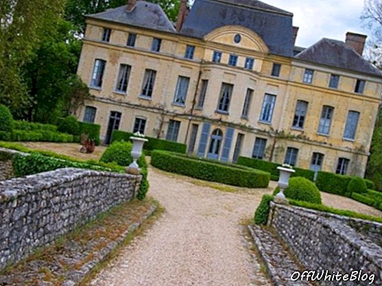Aktris Perancis Catherine Deneuve menjual kastil