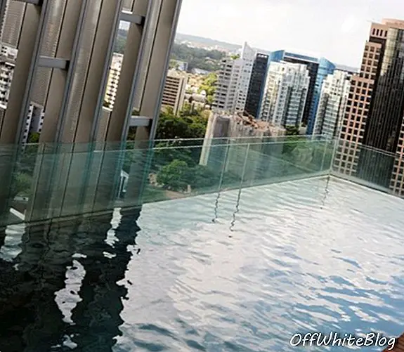 המרק בסינגפור כולל בריכות של 15 מטר מחזית הזכוכית של הבניין