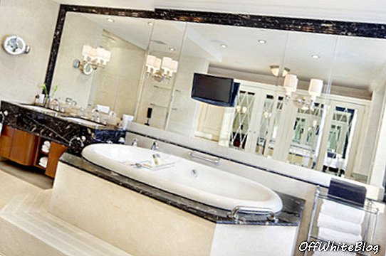 Bilik mandi peribadi master suite di Pierre Hotel