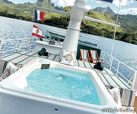 A Fraser Yacht charter díjnyertes motoros jachtja, Askari, a Francia Polinézia turnéjára