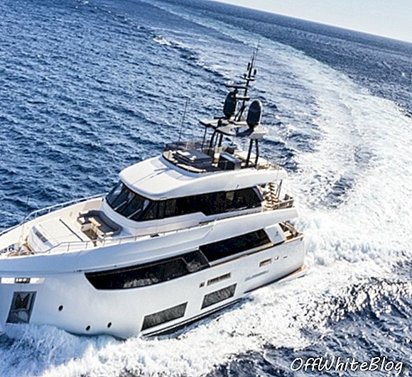 „Custom Line“ paleidžia penktą jachtą „Navetta 33“ Ankonoje, Italijoje