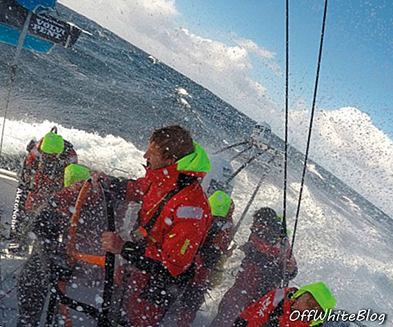 वोल्वो ओशन रेस में 8 नाविकों की विशेषता है जो अक्ज़्नोबेल के लिए है