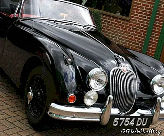 Um Jaguar Coupe clássico com Drophead