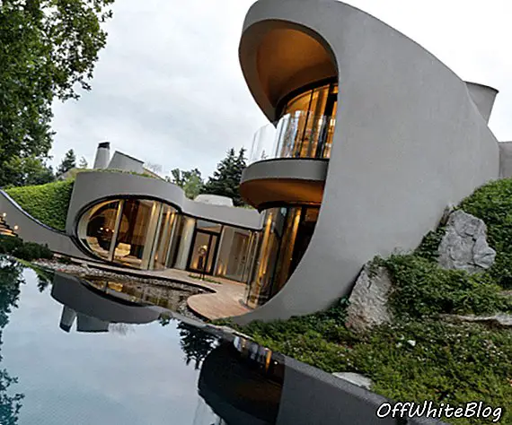 Erstklassige russische Immobilien: Das Haus von Niko Architecture in der Landschaft