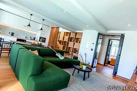 Prostorný otevřený obývací a jídelní prostor jednotky v Residences at Hard Rock Hotel, Davos, Švýcarsko