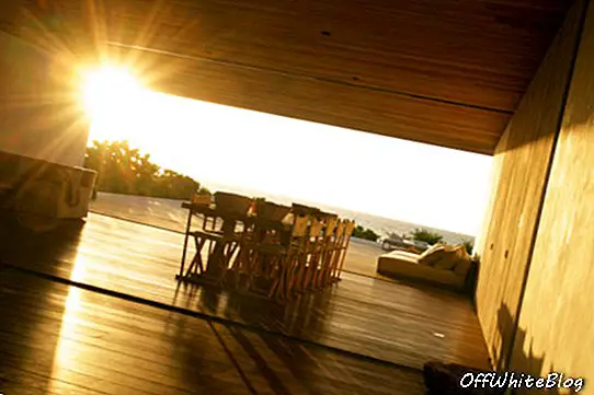 Dům na Duně poskytuje prostorné obývací pokoje s rozedraným designem