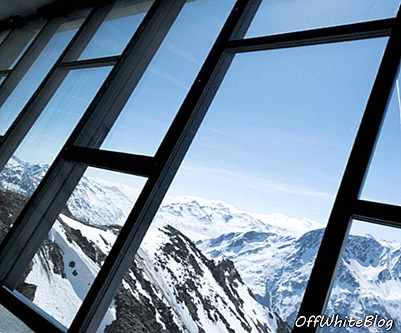 007 Ausstellung in den Alpen