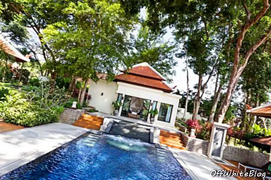 Aan de rand van het zwembad kunnen de bewoners genieten van de Nai Harn Baan Bua Tree Villa