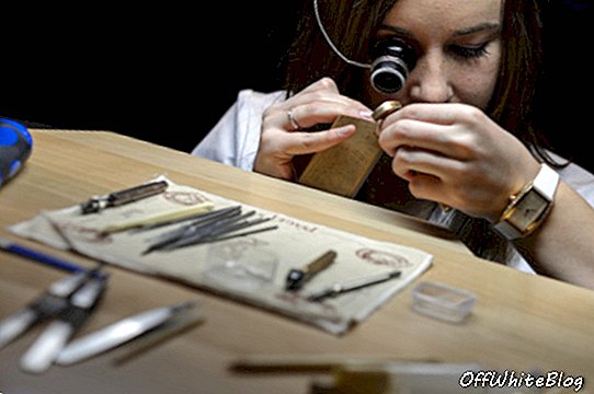pekerja pembuat jam tangan Piaget Switzerland