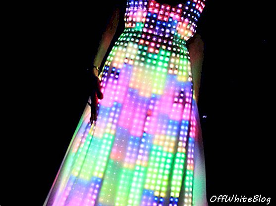 Váy LED Swarovski Aurora của CuteCircuit