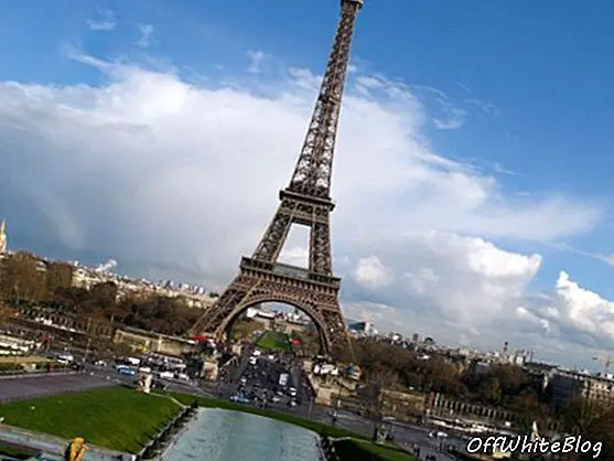 에펠 탑은 세계에서 가장 좋아하는 랜드 마크입니다.
