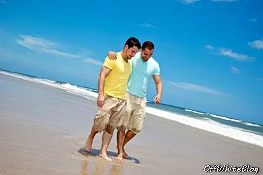 Két férfi séta a tengerparton
