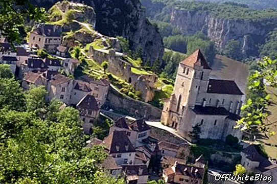観光客は「フランスのお気に入りの村」に群がります