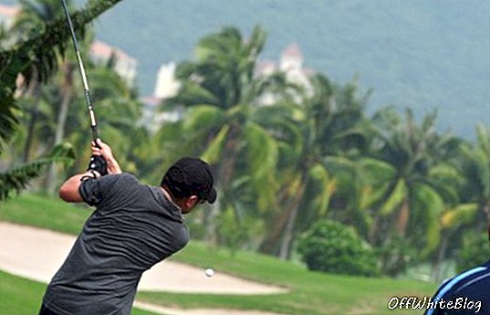 שמש זורחת על גידול הגולף בהינאן הסיני