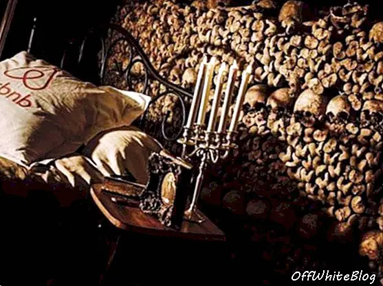 Helovīna Parīzes katakombas gulta