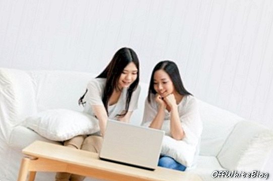 Moterys, naudojančios nešiojamąjį kompiuterį