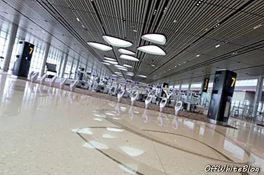 Wysoki sufit bez kolumn na środku hali odlotów zapewnia dobrą widoczność, a świetliki w kształcie płatków zapewniają naturalne światło do nowego terminalu 4 na lotnisku Changi