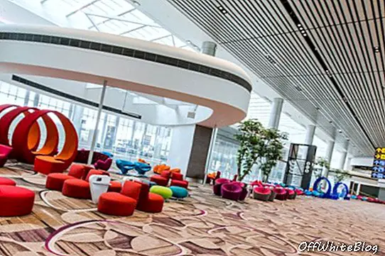 כסאות צבעוניים ומרופדים באזור מעבר טרמינל מסוף 4 של נמל התעופה צ'אנגי מספקים לכם נוחות, הקלה ואולי קצת עליצות לעייפים
