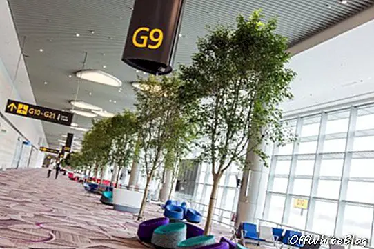Zona de îmbarcare spațioasă din noul terminal 4 al aeroportului Changi pare să respecte normele internaționale în care călătorii trec printr-un control centralizat al pașaportului și verificarea securității în zonă și apoi intră într-o zonă de îmbarcare comună cu mai multe porți de plecare.