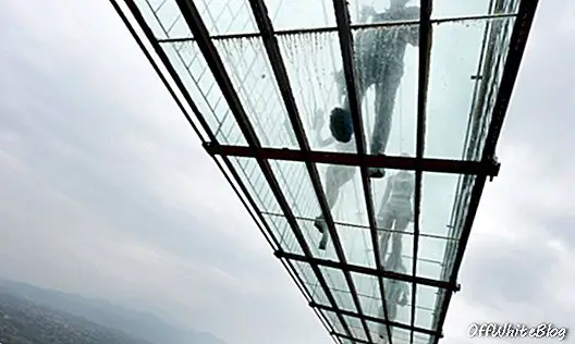 De nieuwe glazen brug in China test de moed van toeristen