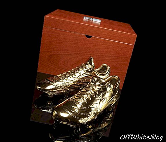 Nike uhonorowało Ronaldo złotymi butami piłkarskimi