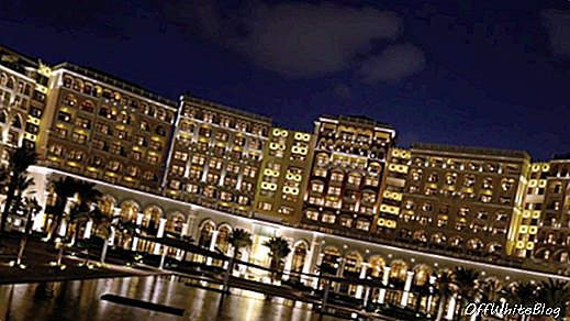 Ritz-Carlton Abú Dhabí nabízí mléčné koktejly na velbloudech