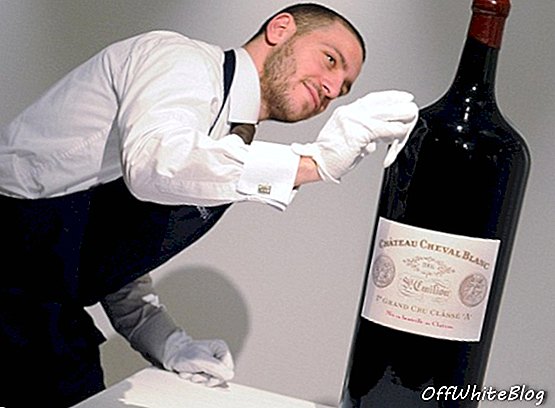 Riesige Flasche Bordeauxwein, der versteigert werden soll