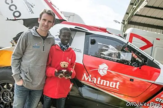 002 - Romain Dumas cu un copil mic salvat de Mécénat Chirurgie Cardiaque