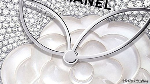 Zegarek z kamelii z masy perłowej od Chanel