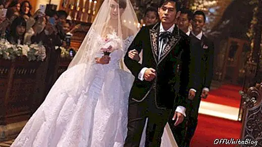 Jay Chou går ned midtgangen med bruden Hannah Quinlivan.