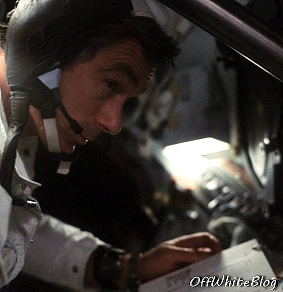 Misijas Apollo 17 komandieris Jevgeņijs Kerns bija salicis ar savu Speedmaster Moonwatch, kas nēsāts zem rokas, lai viņš varētu viegli atsaukties uz pulksteņa seju, nepagriežot plaukstas locītavu.