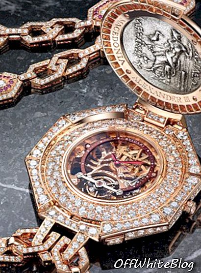 O lindo calibre turbilhão do relógio Bulgari Monete Pendant é protegido por uma caixa octogonal que forma o pingente, trabalhada em ouro rosa 18kt e cravejada de diamantes e rubis.
