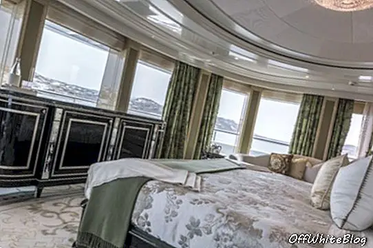 De weelderige suite van de eigenaar biedt een panoramisch uitzicht voor anker of onderweg