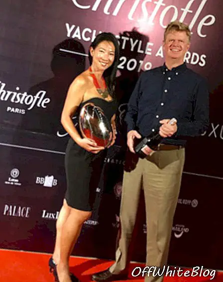 Hwee Tiah dan Jean-Marc Poullet dari Burgess mengutip Hadiah Terbaik Syarikat Antarabangsa (International) Brokerage di Anugerah Gaya Yacht Christofle 2019: Bab Satu di Phuket