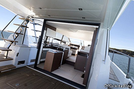 Et forbedret cockpitoppsett fører inn i en delt nivå salong med bakre bysse; Foto © Jean-Marie LIOT pour Prestige Yacht