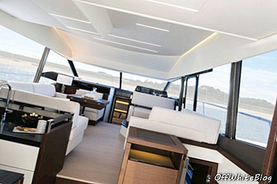 Salīdzinot ar salonā uz 500, Camillo Garroni ir izveidojis lielākus logus un vairāk vietas, novirzot īpašnieka kāpņu telpas pakaļgalu; Foto: Jean-Marie LIOT / Prestige Yachts
