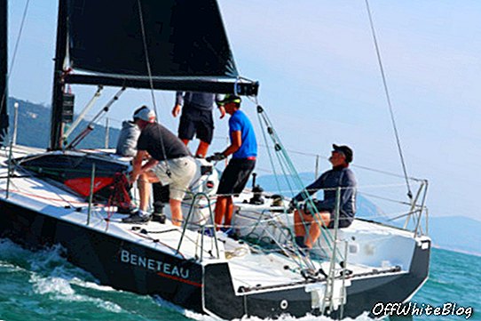 Autorius (pavaizduotas prie vairo) buvo tarp jūreivių, galinčių jūra išbandyti „Figaro 3“ per trumpą jachtos sustojimą Honkonge
