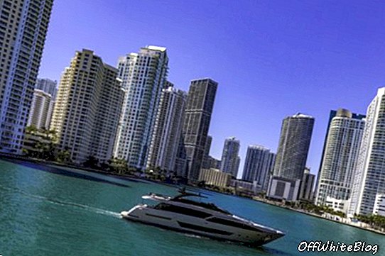 Riva 90 'Argo blev afsløret ved en privat forhåndsvisning i Miami