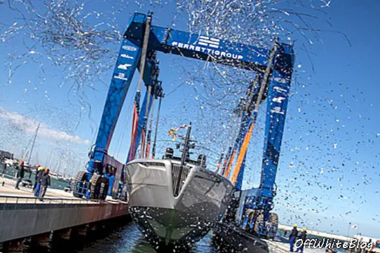Vlajková loď Pershing Splashes 140, prvá hliníková Superyacht talianskeho Yardu