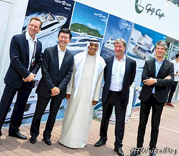Mohammed Hussein Al Shaali, formand for Gulf Craft og Erwin Bamos, administrerende direktør for Gulf Craft, ved åbningen af ​​Singapore Yacht Show